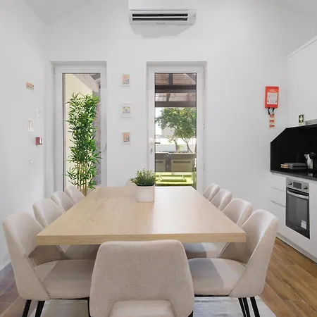 With Private Pool, Hot Tub, Bbq & Patio *