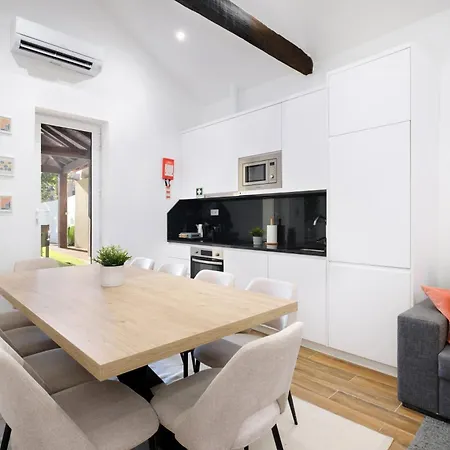 Nyaraló With Private Pool, Hot Tub, Bbq & Patio