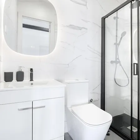 With Private Pool, Hot Tub, Bbq & Patio *