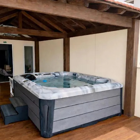 With Private Pool, Hot Tub & Patio Дом отдыха