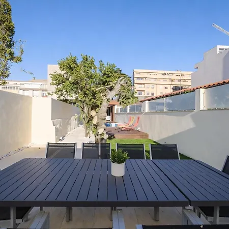 With Private Pool, Hot Tub & Patio بيت للعطل