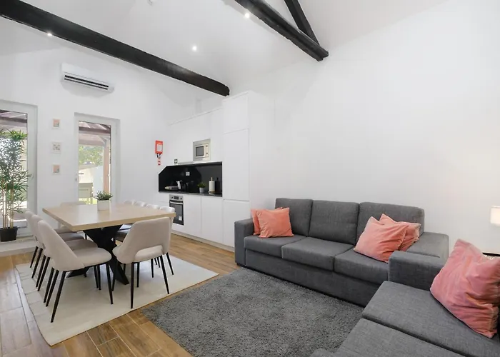 With Private Pool, Hot Tub & Patio بيت للعطل فيلا نوفا دي غايا