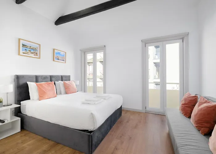 With Private Pool, Hot Tub & Patio بيت للعطل