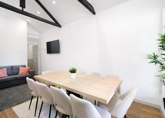 With Private Pool, Hot Tub & Patio بيت للعطل فيلا نوفا دي غايا