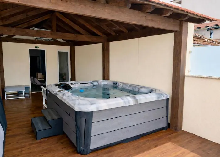 With Private Pool, Hot Tub & Patio بيت للعطل